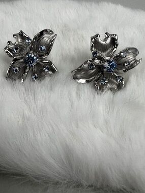 Vintage Bond Bord Sterling Screw Back Floral Earrings w/ Blue Austrian Crystals